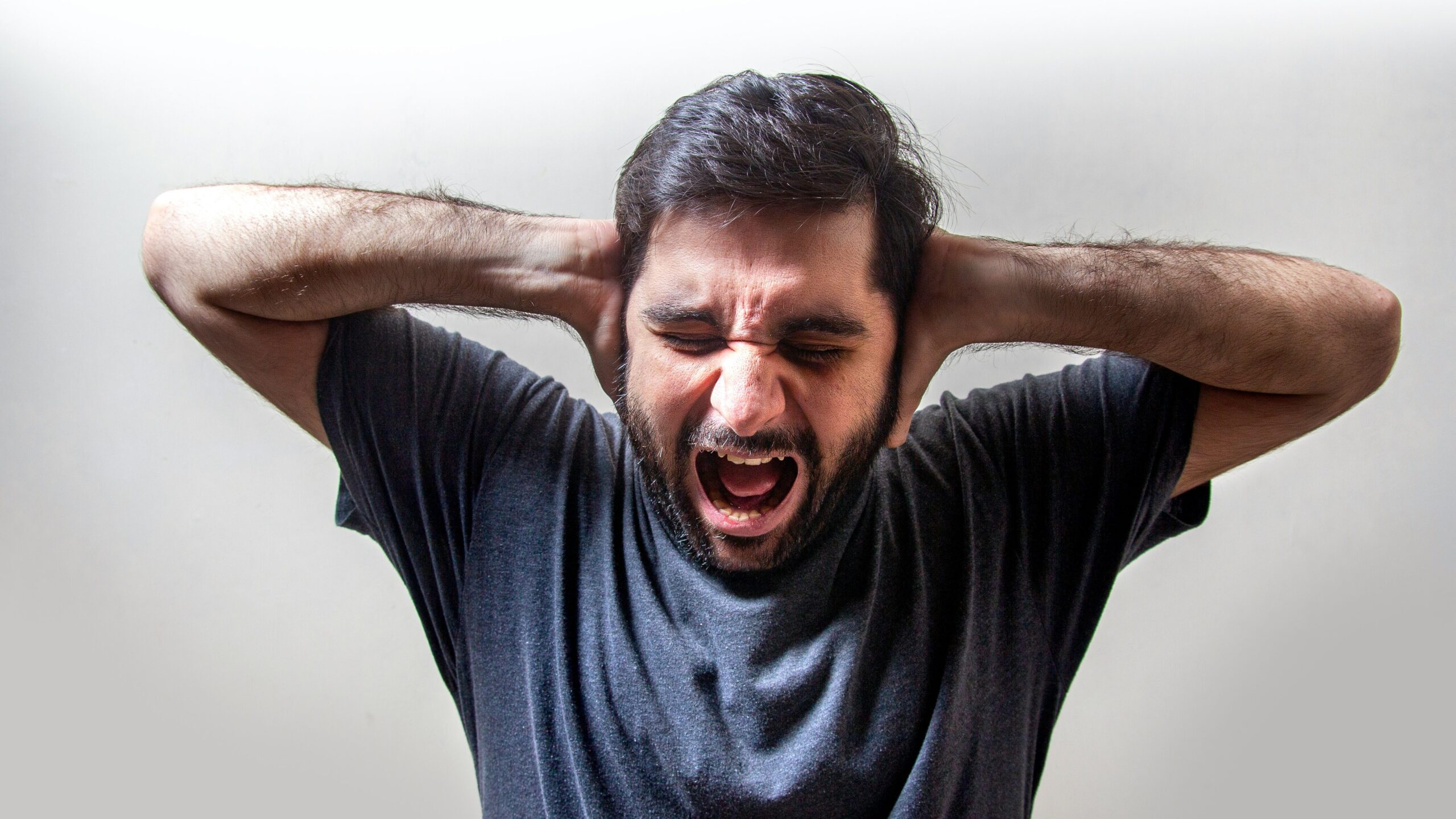 Man in distress, screaming: what you need to know about panic disorder 